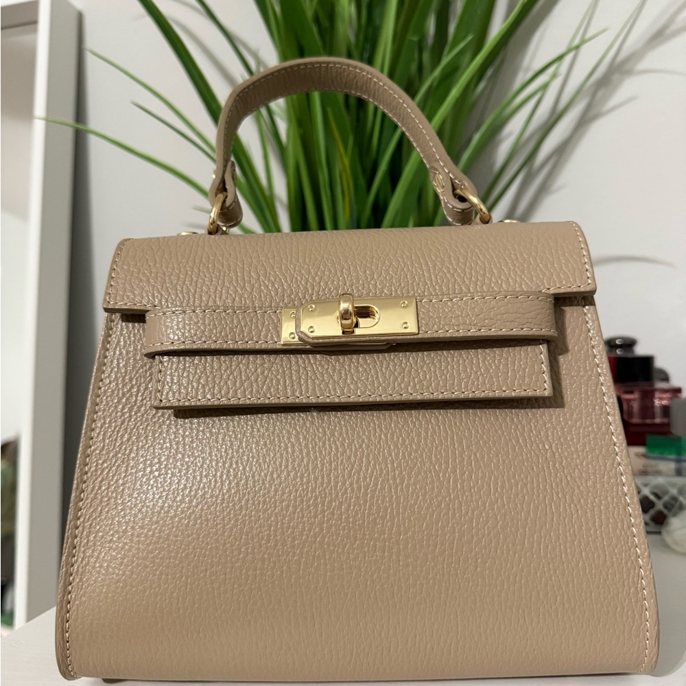 Elegant Tan Leather Handbag